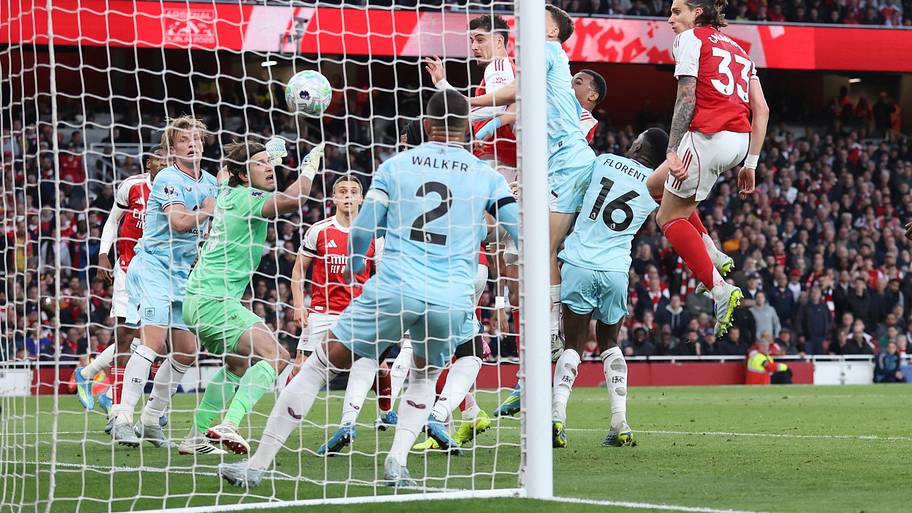 Arsenal scoring a corner.