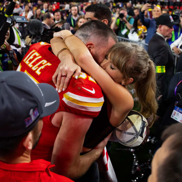 Kansas City Chiefs tight end Travis Kelce (87) celebrates with girlfriend Taylor Swift 