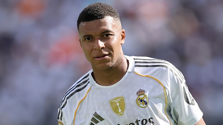 Kylian Mbappé devrait débuter la rencontre face à Tirol. Kylian Mbappé devrait débuter la rencontre face à Tirol.