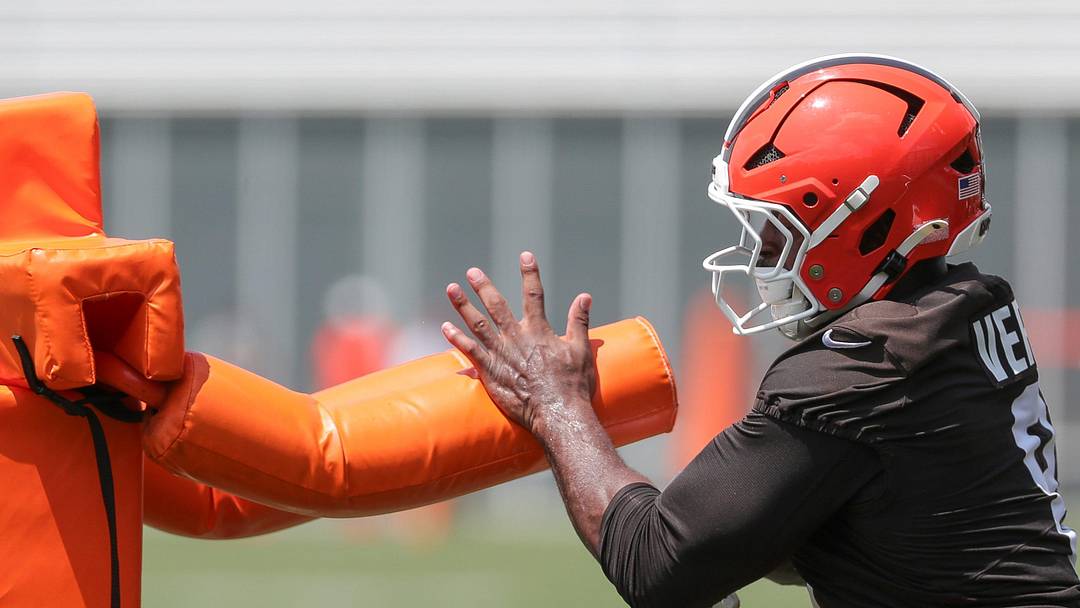 Cleveland Browns defensive end Jared Verse, right, runs drills during the second day of the team’s mandatory minicamp at CrossCountry Mortgage Campus, June 10, 2026, in Berea, Ohio. Cleveland Browns defensive end Jared Verse, right, runs drills during the second day of the team’s mandatory minicamp at CrossCountry Mortgage Campus, June 10, 2026, in Berea, Ohio.