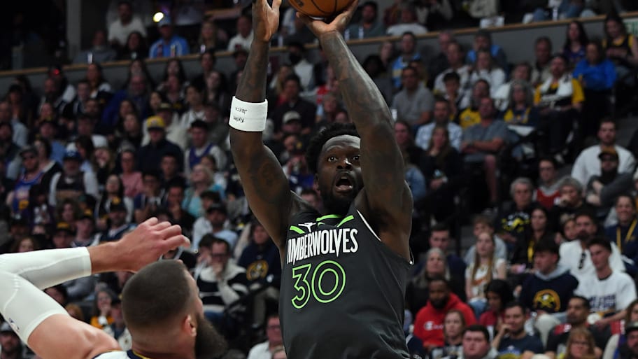 Minnesota Timberwolves forward Julius Randle shoots against Denver Nuggets center Jonas Valančiūnas.