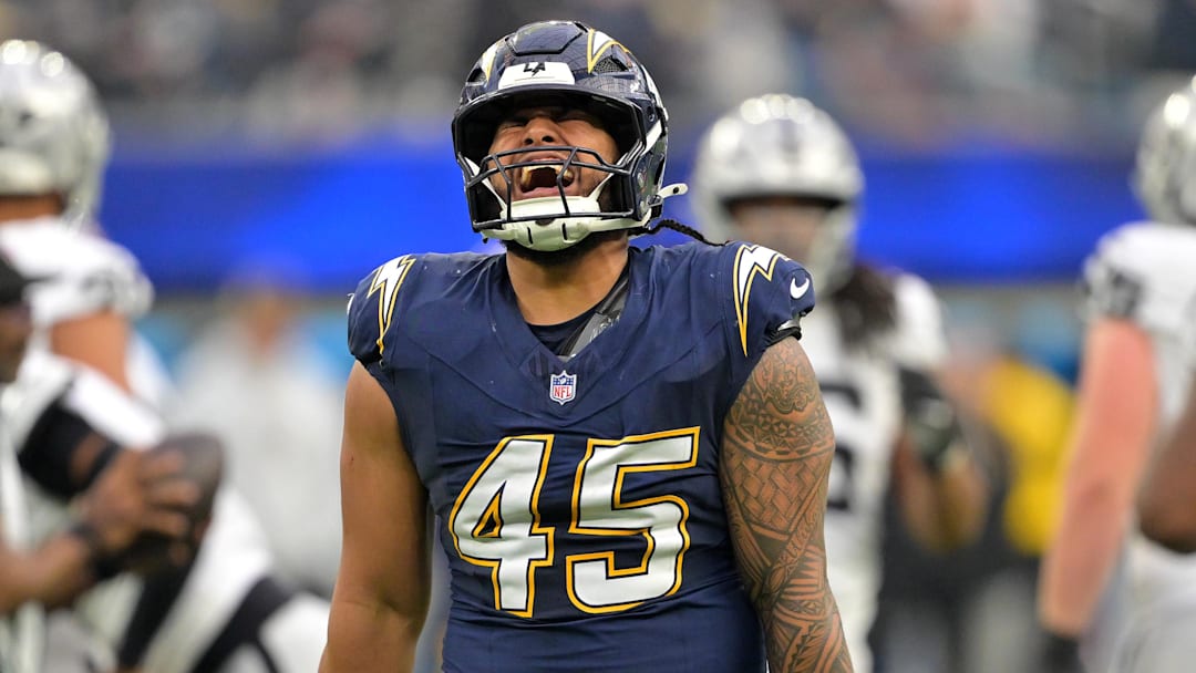 Tuli Tuipulotu celebrates after a huge sack.