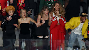 Taylor Swift junto a sus amigos, mirando el Super Bowl 2024 desde una suite 