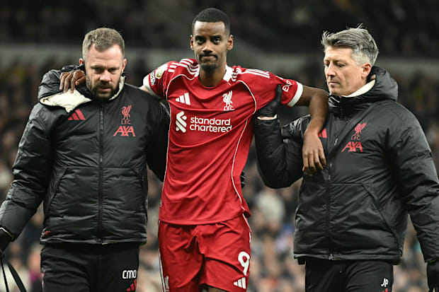 อเล็กซานเดอร์ อิซัค กำลังถูกช่วยออกจากสนาม