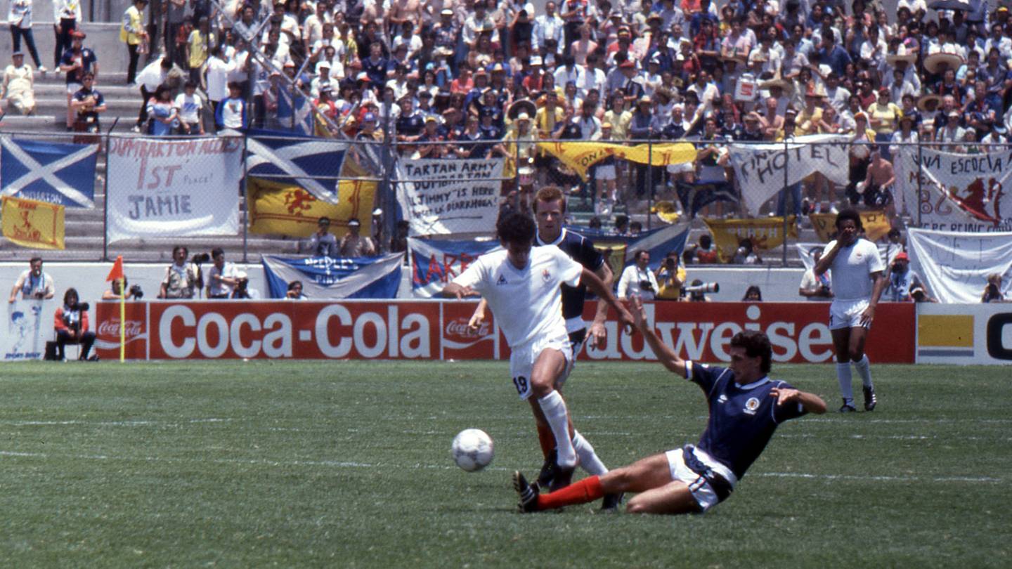 La farsa del aserrín y el sudor de los imperios: Sir Alex Ferguson, Rod Stewart y una tarde inverosímil en Neza 86