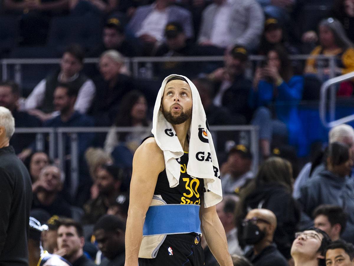Steph Curry Exits Warriors-Raptors Game After Hard Fall in Third Quarter