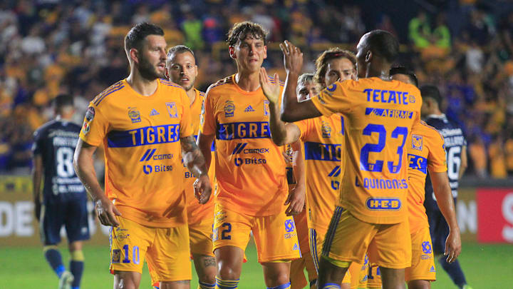 Jugadores de Tigres UANL celebran un gol.
