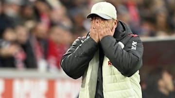 Lukas Kwasniok schlägt die Hände vors Gesicht