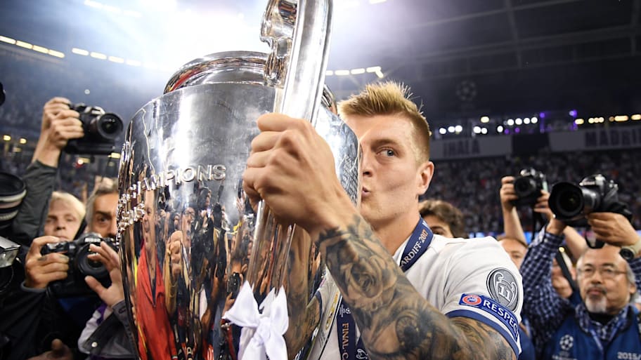 Toni Kroos lifts the Champions League trophy in 2017.