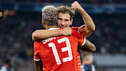 Leon Goretzka bejubelt mit Eric-Maxim Choupo-Moting dessen Treffer zum 5:0 gegen Viktoria Pilsen.