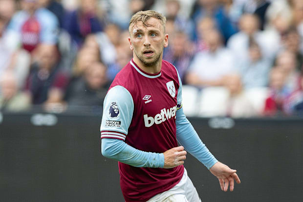 Jarrod Bowen runs for West Ham.
