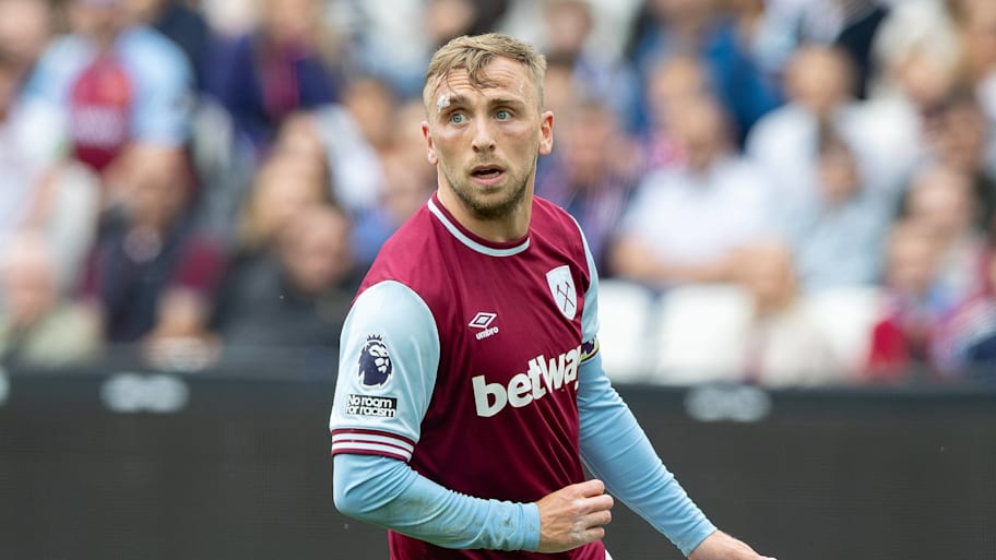 Jarrod Bowen runs for West Ham.