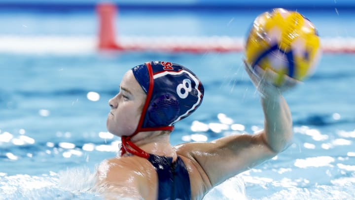 Aug 6, 2024; Nanterre, France; United States centre back Ryann Neushul (8) in a women's water polo quarterfinal during the Paris 2024 Olympic Summer Games at Paris La Défense Arena. Mandatory Credit: Yukihito Taguchi-USA TODAY Sports