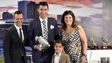 Cristiano Ronaldo y Jorge Mendes, junto a la familia del jugador portugués