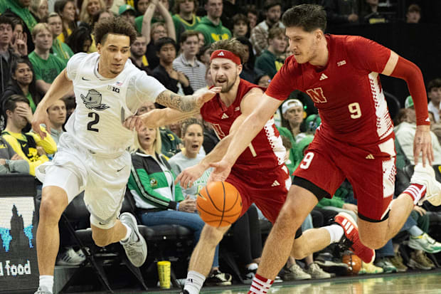 Oregon’s Jadrian Tracey, left, loses control of the ball under pressure from Nebraska’s Sam Hoiberg and Berke Büyüktuncel.