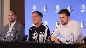 Nico Harrison (a la izquierda) y Luka Doncic, en una rueda de prensa de los Dallas Mavericks 
