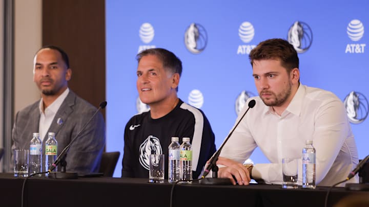 Nico Harrison (a la izquierda) y Luka Doncic, en una rueda de prensa de los Dallas Mavericks 