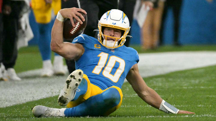 Justin Herbert completó 25 pases completos para sumar 318 yardas y tres anotaciones para doblegar a uno de los equipos favoritos