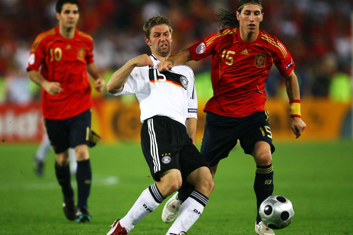 Thomas Hitzlsperger e Sergio Ramos, na final da Euro 200