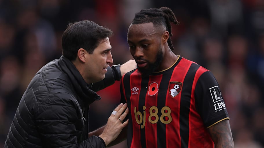 Andoni Iraola giving a message to Antoine Semenyo (right).