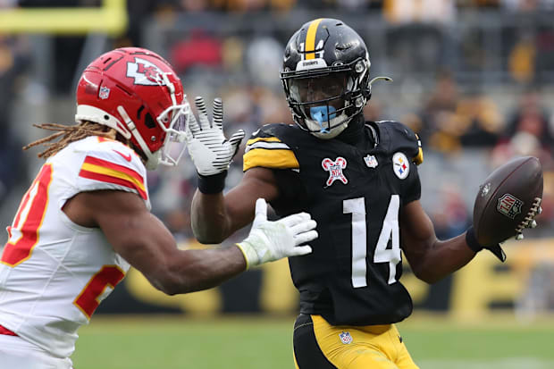 Pittsburgh Steelers WR George Pickens runs after a catch as Kansas City Chiefs safety Justin Reid defends 