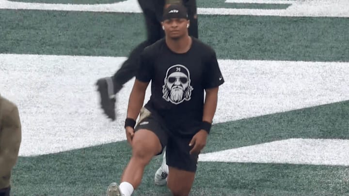 Justin Fields warms up in the Jets’ t-shirt to honor Nick Mangold