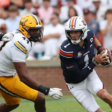 Auburn Tigers quarterback Payton Thorne faced a lot of public scrutiny before being benched, from outside and inside the program.