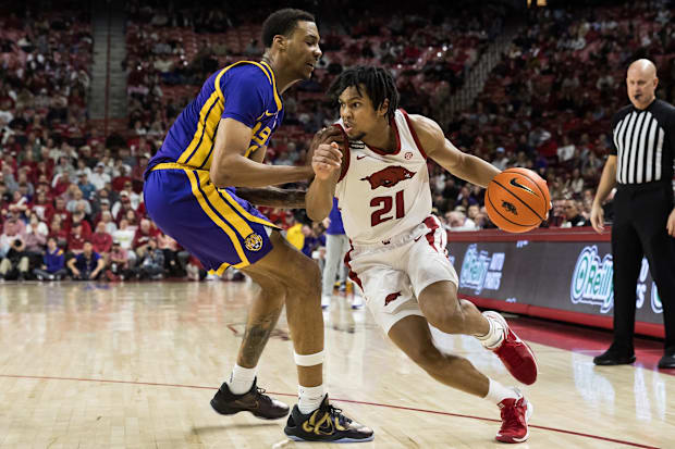 Arkansas guard D.J. Wagner (21) drives around LSU forward Robert Miller III.