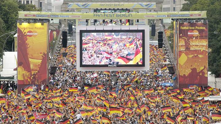 Gibt es bald eine Neuauflage? Tausende Fußballfans jubeln auf einer deutschen Fanmeile Gibt es bald eine Neuauflage? Tausende Fußballfans jubeln auf einer deutschen Fanmeile