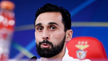 Arbeloa est heureux de retrouver l'un de ses anciens entraîneurs. Arbeloa est heureux de retrouver l'un de ses anciens entraîneurs.