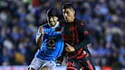 El capitán uruguayo de Cruz Azul, Ignacio Rivero, y el mexicoamericano Joe Corona de Xolos durante la fase regular