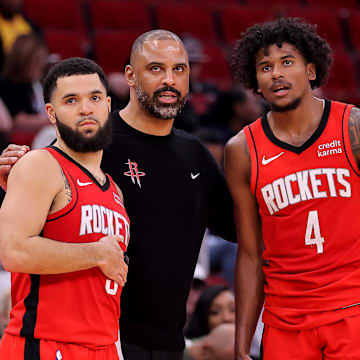 Mar 21, 2024; Houston, Texas, USA; Houston Rockets head coach Ime Udoka (center) talks with Houston Rockets guards Fred VanVleet (5) and Jalen Green (4) during the fourth quarter against the Chicago Bulls at Toyota Center. Mandatory Credit: Erik Williams-Imagn Images
