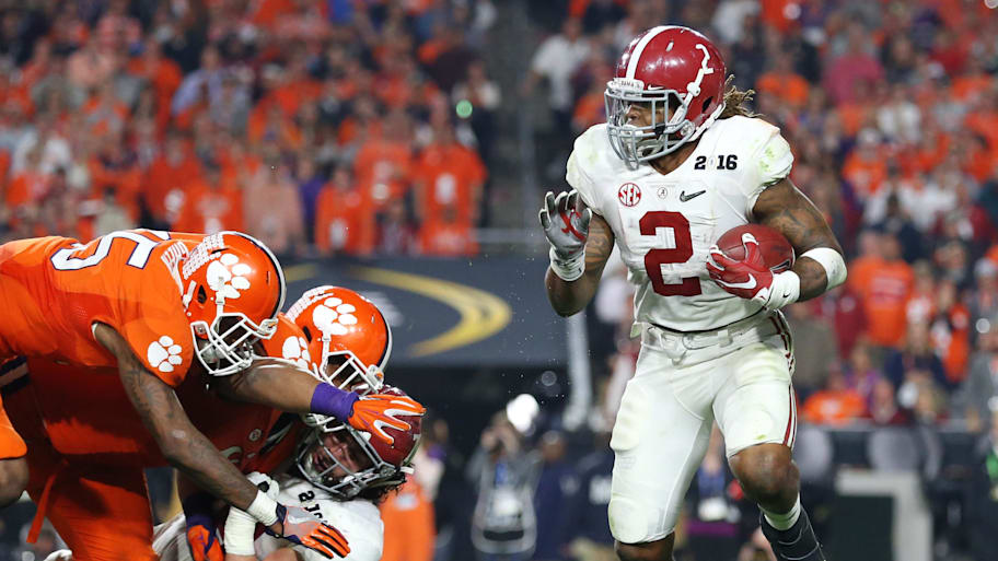 Alabama Crimson Tide running back Derrick Henry (2) against the Clemson Tigers in the 2016 CFP National Championship