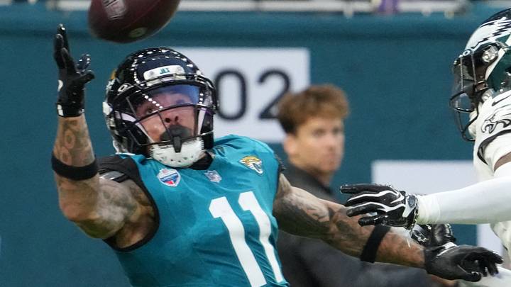 Oct 11, 2026; Tottenham, ENG;  Jacksonville Jaguars wide receiver Parker Washington (11) catches the ball for a touchdown during the fourth quarter as Philadelphia Eagles cornerback Riq Woolen (2) defends at Tottenham Hotspur Stadium.  