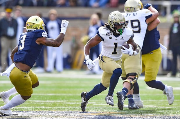 Georgia Tech Yellow Jackets running back Jahmyr Gibbs runs the ball as Notre Dame Fighting Irish safety Houston Griffith.