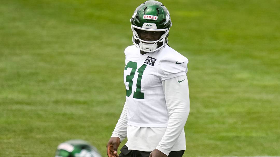 Jun 10, 2026; Florham Park, NY, USA; New York Jets edge David Bailey (31) warms up during minicamp at Atlantic Health Jets Training Center. Mandatory Credit: John Jones-Imagn Images