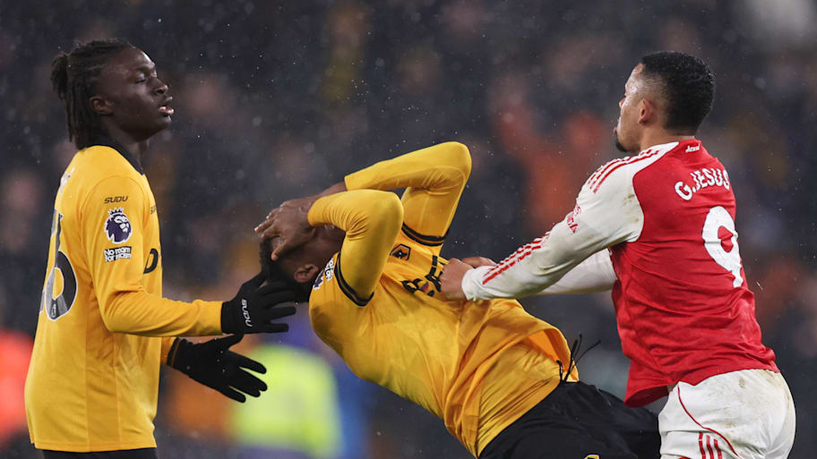Gabriel Jesus (far right) shoving Yerson Mosquera in the chest (rather than his face).