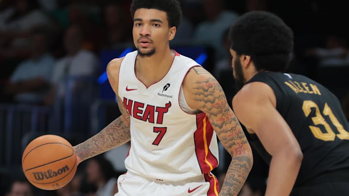 Miami Heat center Kel'el Ware (7) dribbles tas Cleveland Cavaliers center Jarrett Allen (31) defends in the 2025 NBA Playoffs. Miami Heat center Kel'el Ware (7) dribbles tas Cleveland Cavaliers center Jarrett Allen (31) defends in the 2025 NBA Playoffs.