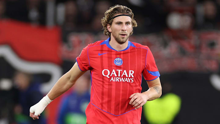 Illia Zabarnyi est-il en conflit avec Matvey Safonov ? Illia Zabarnyi est-il en conflit avec Matvey Safonov ?