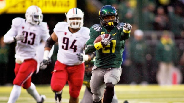 Oregon Ducks running back LaMichael James (21) rushes against the Arizona Wildcats at Autzen Stadium.