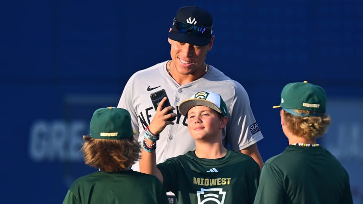 Aaron Judge y los Yankees visitaron el domingo pasado el campo donde se disputa la Serie Mundial de Pequeñas Ligas 