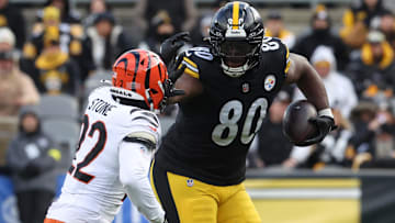 Nov 16, 2025; Pittsburgh, Pennsylvania, USA;  Pittsburgh Steelers tight end Darnell Washington (80) runs after a catch as Cincinnati Bengals safety Geno Stone (22) defends during the third quarter at Acrisure Stadium. Mandatory Credit: Charles LeClaire-Imagn Images