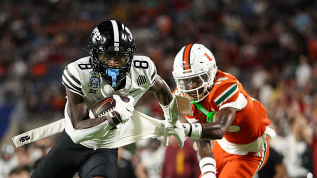 The broader of the cyclones of the Iowa State Jaylin Noel is retained by the defensive defender of Miami Hurricanes Markeith Williams. 