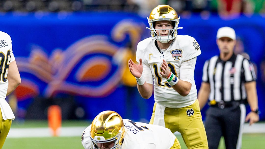 Notre Dame Fighting Irish quarterback Riley Leonard (13)