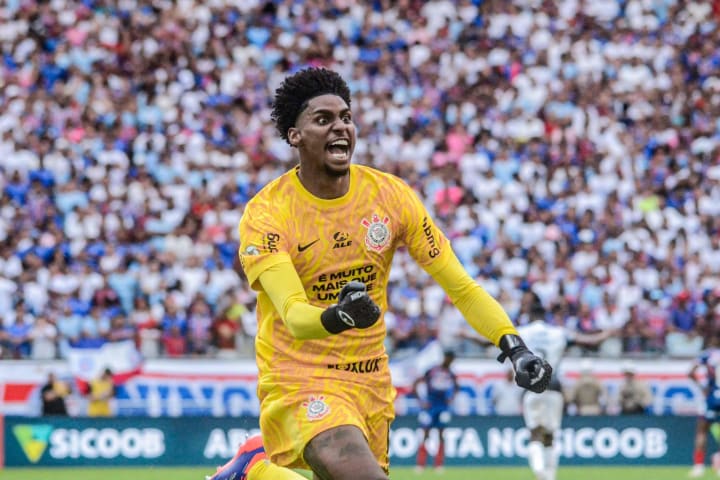 Hugo Souza teve grande atuação na Arena Fonte Nova