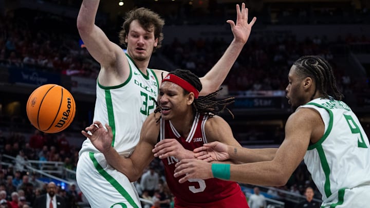 Indiana forward Malik Reneau (5) loses the ball against Oregon at Gainbridge Fieldhouse in Indianapolis. Indiana forward Malik Reneau (5) loses the ball against Oregon at Gainbridge Fieldhouse in Indianapolis.