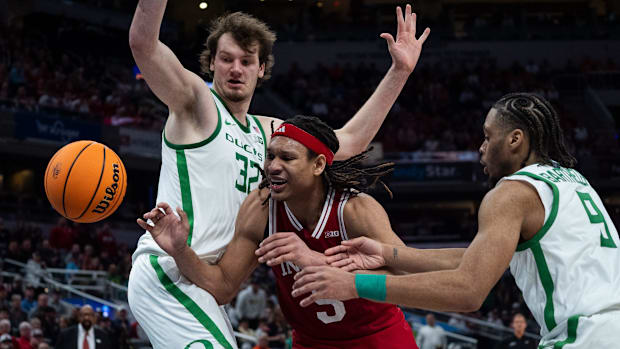 Indiana Hoosiers forward Malik Reneau (5) loses the ball Thursday, March 13, 2025, against the Oregon Ducks