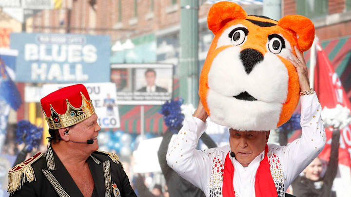 Wearing an Elvis Presley costume, Lee Corso dons the head of the Memphis Tigers mascot alongside wrestler Jerry Lawler. Wearing an Elvis Presley costume, Lee Corso dons the head of the Memphis Tigers mascot alongside wrestler Jerry Lawler.