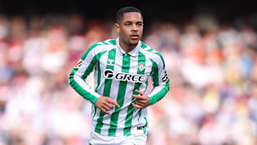 Vitor Roque vive bom momento com a camisa do Betis