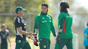 Diego Cocca charla con Toño Rodríguez y Carlos Acevedo durante el entrenamiento de la selección mexicana.
